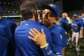 15MLB、ボルティモア・オリオールズ対トロント・ブルージェイズ。チーム関係者と地区優勝を喜ぶトロント・ブルージェイズの川崎宗則（右、2015年9月30日撮影）。(c)AFP/Getty Images/Patrick Smith