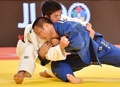 柔道グランドスラム東京、男子66キロ級。決勝で対戦する海老沼匡（右）と髙上智史（2015年12月4日撮影）。(c)AFP/KAZUHIRO NOGI
