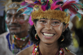 インドネシア・パプア（Papua）州ジャヤプラ（Jayapura）のセンタニ湖（Lake Sentani）のフェスティバルに参加する現地の女性（2011年6月20日撮影）。(c)AFP/ROMEO GACAD