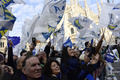 イタリアのミラノで、反移民・反EUを掲げる政党「同盟」の選挙集会に参加し、マッテオ・サルビーニ書記長の到着に歓声を上げる同党の支持者ら（2018年2月24日撮影）。(c)AFP PHOTO / Miguel MEDINA