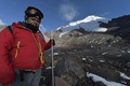 エクアドルのアンティサナ火山（Antisana volcano）での観測を続けている国立気象水文研究所（INAMHI）のボリバル・カセレス（Bolivar Caceres）氏（2014年11月26日撮影）。(c)AFP/