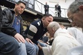 伊ローマの刑務所で行われたイースター（復活祭）前の「聖木曜日」に行われる儀式「洗足式」で、ローマ・カトリック教会のフランシスコ法王の頭に口づけをする受刑者（2018年3月29日公開）。(c)AFP/VATICAN MEDIA