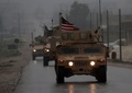 シリア北部マンビジ市内を走る米軍車両（2018年12月30日撮影、資料写真）。(c)Delil SOULEIMAN / AFP