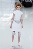 フランス・パリ市内で発表された「シャネル（CHANEL）」14年春夏オートクチュールコレクション（2014年1月21日撮影）。(c)AFP/PATRICK KOVARIK