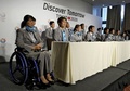 東京五輪招致委員会（Tokyo 2020 Bid Committee）は5日、アルゼンチン・ブエノスアイレス（Buenos Aires）で記者会見に臨み、スポーツディレクターの荒木田裕子（Yuko Arakida）理事は、もし東京が2020年夏期五輪の開催地に選ばれたら、2011年の東日本大震災の影響を受けた若者を勇気づけることができるだろうと話した。

記者会見に臨む選手や元選手ら（2013年9月5日撮影）。(c)AFP/Juan MABROMATA
