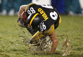 悪条件のフィールドに足を取られるスティーラーズのWRハインズ・ウォード（%%Hines Ward%%）。(c)AFP/Getty Images Gregory Shamus