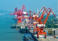 安徽省蕪湖港朱家橋港区国際コンテナ埠頭（ふとう）（撮影日不明、資料写真）。(c)People’s Daily/肖本祥