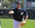 米大リーグ（MLB）、ニューヨーク・ヤンキース（%%New York Yankees%%）は18日、野手陣がフロリダ州タンパのジョージ・M・スタインブレナー（George M. Steinbrenner Field）で行われているキャンプに合流し練習を開始した。写真は守備練習に臨むマーク・テシェーラ（%%Mark Teixeira%%）。(c)AFP/Getty Images/Al Messerschmidt