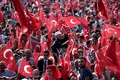 トルコ・イスタンブールで行われた「反テロ」集会でトルコ国旗を振る参加者たち（2015年9月20日撮影）。(c)AFP/OZAN KOSE