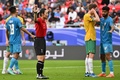 サッカーアジアカップ、グループB、オーストラリア対インド。試合を裁く山下良美主審（中央、2024年1月13日撮影）。(c)HECTOR RETAMAL/ AFP