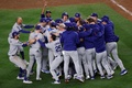 24MLB、ワールドシリーズ（7回戦制）、ニューヨーク・ヤンキース対ロサンゼルス・ドジャース。優勝を決めて歓喜するロサンゼルス・ドジャースの選手（2024年10月30日撮影）。(c)Luke Hales/Getty Images/AFP