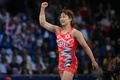 パリ五輪、レスリング女子50キロ級3位決定戦。銅メダル獲得を喜ぶ須崎優衣（2024年8月7日撮影）。(c)Luis ROBAYO / AFP