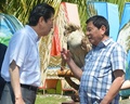 フィリピンのロドリゴ・ドゥテルテ大統領（右）の地元、南部ミンダナオ島のダバオ市で、フィリピンワシの命名式に出席した安倍晋三首相（2017年1月13日撮影）。(c)AFP/TED ALJIBE
