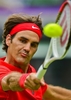 ロンドン五輪は28日、ウィンブルドン （Wimbledon）でテニスの男子シングルス1回戦が行われ、大会第1シードのロジャー・フェデラー（Roger Federer、スイス）は6-3、5-7、6-3でコロンビアのアレハンドロ・ファリャ（Alejandro Falla）に辛勝し、2回戦に進出した。

リターンを打つロジャー・フェデラー（2012年7月28日撮影）。(c)AFP/Luis Acosta