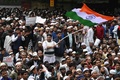 インド首都ニューデリーで行われた市民権改正法案（CAB）に対する抗議デモで、同国の国旗を振るデモ参加者ら（2019年12月13日撮影）。(c)Money SHARMA / AFP