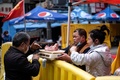 中国・武漢で肉を売る業者（2020年4月14日撮影、資料写真）。(c)NOEL CELIS / AFP