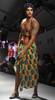インド・ムンバイ（Mumbai）で開催されたインド・リゾートウェア・ファッションウィーク（India Resort wear Fashion Week、IRFW）で発表されたPETA (SINES) Mapxencarsの新作コレクション（2013年12月13日撮影）。（c）AFP/STR