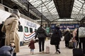 フィンランド・ヘルシンキの駅で、ロシア・サンクトペテルブルク発の高速列車「アレグロ」の運行停止前の最後の列車から降りた乗客（2022年3月27日撮影）。(c)Seppo Samuli / Lehtikuva / AFP