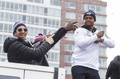 ボストン市内で行われた優勝パレードでダンスを披露するニューイングランド・ペイトリオッツのシェーン・ベリーン（右、2015年2月4日撮影）。(c)AFP/Getty Images/Scott Eisen