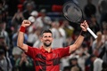 男子テニス、上海オープン、シングルス2回戦。勝利を喜ぶノバク・ジョコビッチ（2024年10月5日撮影）。(c)Hector RETAMAL/ AFP