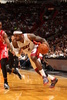 13-14NBA、マイアミ・ヒート（Miami Heat）対ヒューストン・ロケッツ（Houston Rockets）。ドライブを仕掛けるマイアミ・ヒートのレブロン・ジェームズ（LeBron James、2014年3月16日撮影）。(c)AFP/Getty Images/NBAE/Issac Baldizon