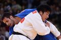 ロンドン五輪は1日、エクセル（ExCeL London）で柔道男子90キロ級3位決定戦が行われ、日本の西山将士（Masashi Nishiyama）はロシアのキリル・デニソフ（Kirill Denisov）を判定の末に退け、銅メダルを獲得した。

ロシアのキリル・デニソフ（奥）と対戦する日本の西山将士（2012年8月1日撮影）。(c)AFP/FRANCK FIFE