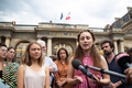 仏パリの国務院前で、環境NGO「大地の蜂起（SLT）」の解散命令に抗議するデモに参加するスウェーデンの環境活動家グレタ・トゥンベリさん（左から3人目、2023年6月21日撮影）。(c)AFP