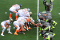 NFLプロボウル2014（NFL Pro Bowl 2014）。スクリメージラインにつくチーム・サンダースの選手（右）とチーム・ライスの選手（2014年1月26日撮影）。(c)AFP/Getty Images/Scott Cunningham