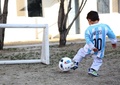 サッカー・アルゼンチン代表のリオネル・メッシ選手からプレゼントされたユニホームを着てボール遊びをするムルタザ・アフマディ君。ユニセフ・アフガニスタン支部提供（2016年2月25日提供）。(c)AFP/UNICEF Afghanistan/Mahdy Mehraeen