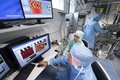 ナノカーレースを開催するフランス国立科学研究センター（CNRS）の研究室で、ナノカーを操縦するためのコンピューター画面を見る科学者ら（2017年4月4日撮影）。(c)AFP/CNR/Hubert RAGUET 