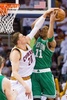 14-15NBAプレーオフ1回戦（7回戦制）、クリーブランド・キャバリアーズ対ボストン・セルティックス。ボストン・セルティックスのエバン・ターナー（右）のシュートをブロックするクリーブランド・キャバリアーズのティモフェイ・モズコフ（2015年4月21日撮影）。(c)AFP/Getty Images/Jason Miller