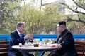 韓国と北朝鮮の軍事境界線上の板門店で会談する韓国の文在寅（ムン・ジェイン）大統領（左）と北朝鮮の金正恩（キム・ジョンウン）朝鮮労働党委員長（2018年4月27日撮影）。(c)AFP PHOTO / Korea Summit Press Pool / Korea Summit Press Pool