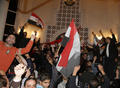 シリア・ダマスカス（Damascus）のカタール大使館前で、アラブ連盟（Arab League）によるシリア制裁決定を受け、抗議する人びと（2011年11月12日撮影）。(c)AFP/LOUAI BESHARA