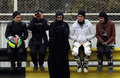 イランのベハーナーズ・シャフィエイさん（左）とバイク連盟のメンバーたち。(c)AFP/ATTA KENARE
