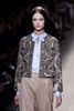 フランス・パリ市内で発表された「ヴァレンティノ（VALENTINO）」14年春夏コレクション（2013年10月1日撮影）。(c)AFP/PATRICK KOVARIK
