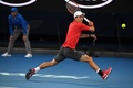 全豪オープンテニス、男子シングルス4回戦。バックハンドを打つ錦織圭（2017年1月22日撮影）。(c)AFP/SAEED KHAN