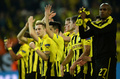 サッカー欧州チャンピオンズリーグ2012-13（UEFA Champions League 2012-13）は24日、準決勝第1戦が行われ、ボルシア・ドルトムント（Borussia Dortmund）が4-1でレアル・マドリード（Real Madrid）に勝利し、決勝進出に大きく前進した。

試合に勝利し、観衆の声援に応えるボルシア・ドルトムントの選手（2013年4月24日撮影）。(c)AFP/PATRIK STOLLARZ
