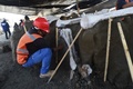 メキシコ・スンパンゴで発見されたマンモスの骨（2020年9月8日撮影）。(c)RODRIGO ARANGUA / AFP