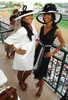 写真は会場でポーズをとる女優ガブリエル・ユニオン（%%Gabrielle Union%%）とショーン・ロビンソン（%%Shaun Robinson%%、右）。(c)AFP/Getty Images Jeff Gentner