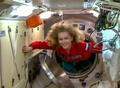 国際宇宙ステーション（ISS）に到着したロシア人俳優のユリア・ペレシルドさん。ロスコスモス提供の動画より（2021年10月5日撮影・公開、資料写真）。(c)AFP PHOTO / Russian space agency Roscosmos / HO