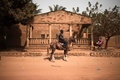 中央アフリカの首都バンギで、馬に乗るスマイラ・ザカリア・メジーダさん（2020年1月23日撮影）。(c)FLORENT VERGNES / AFP