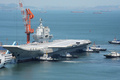 中国・大連の港に戻る、同国初の国産空母「001A型」（2018年5月18日撮影、資料写真）。(c)AFP