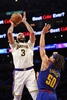 22-23NBAプレーオフ、ウエスタンカンファレンス決勝（7回戦制）、ロサンゼルス・レイカーズ対デンバー・ナゲッツ。ジャンプシュートを狙うロサンゼルス・レイカーズのアンソニー・デイビス（奥、2023年5月20日撮影）。(c)Harry How/Getty Images/AFP