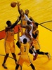 13-14NBAプレーオフ・イースタンカンファレンス決勝（7回戦制）第6戦、マイアミ・ヒート（Miami Heat）対インディアナ・ペイサーズ（Indiana Pacers）。インディアナ・ペイサーズの選手に囲まれながらもパスを出すマイアミ・ヒートのレブロン・ジェームズ（LeBron James、2014年5月30日撮影）。(c)AFP/Getty Images/Chris Trotman