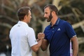 男子ゴルフ米国ツアー、フェデックス・カップ、プレーオフ初戦、ザ・ノーザントラスト最終日。健闘をたたえあうダスティン・ジョンソン（右）とジョーダン・スピース（2017年8月27日撮影）。(c)AFP/Getty Images/Andrew Redington