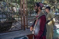 アフガニスタンのカブール動物園で、鹿を見るタリバン戦闘員（2021年9月17日撮影）。(c)BULENT KILIC / AFP