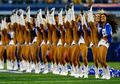 13NFL第15週、ダラス・カウボーイズ（Dallas Cowboys）対グリーンベイ・パッカーズ（Green Bay Packers）。パフォーマンスを披露するダラス・カウボーイズのチアリーダー（2013年12月15日撮影）。(c)AFP/Getty Images/Tom Pennington