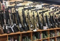 米ラスベガスの銃器販売店に並べられた半自動ライフル（2017年10月4日撮影）。(c)AFP/Robyn Beck