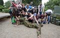 英ロンドン（London）中心部の公園ハイドパーク（Hyde Park）で18日、「対ゾンビ避難訓練（Zombie Evacuation Training Day）」が実施された。10月に英国各地で開催される「ゾンビ避難レース（Zombie Evacuation Race）」へ向けた準備イベントで、参加者たちは襲い来るゾンビから逃げるためのさまざまな厳しい「特訓」を受けた。

写真は、ゾンビに扮して人形を襲う人々（2013年8月18日撮影）。(c)AFP/WILL OLIVER