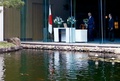 安倍晋三元首相の死去を受け、弔問者芳名録に記帳するため米首都ワシントンの日本大使公邸を訪れ、冨田浩司大使（右）に案内されて献花するジョー・バイデン大統領（2022年7月8日撮影）。(c)SAMUEL CORUM / AFP